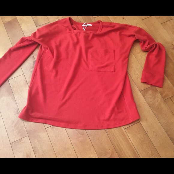 Top with Accent Pocket & Split in Back 🆕 - Picture 2 of 4